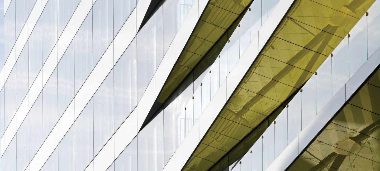 🇪🇸 Fachadas vidriadas, ventiladas y anclajes de barandas vidriadas